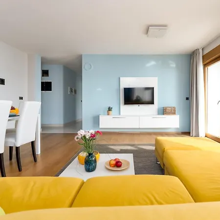 Großzügiges Direkt Am Mit Eigenem Pool - Povile *