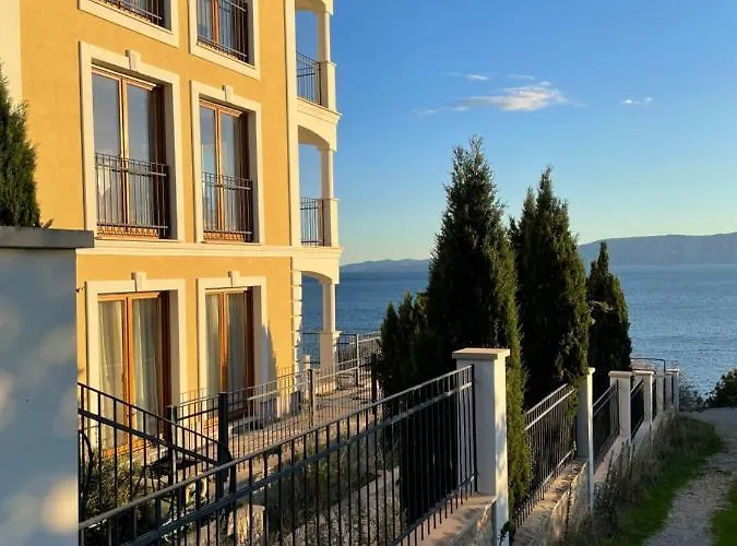 Apartamento Grosszuegiges Direkt Am Mit Eigenem Pool - Povile *