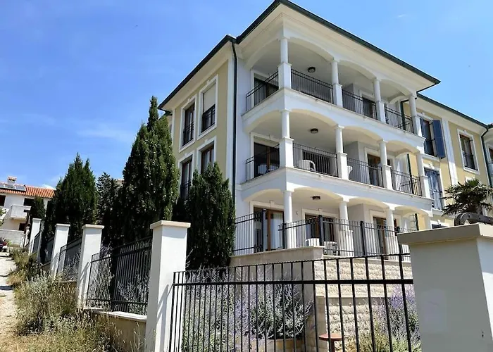 Apartamento Grosszuegiges Direkt Am Mit Eigenem Pool - Povile *