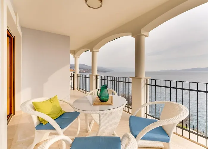 Großzügiges Direkt Am Mit Eigenem Pool - Povile