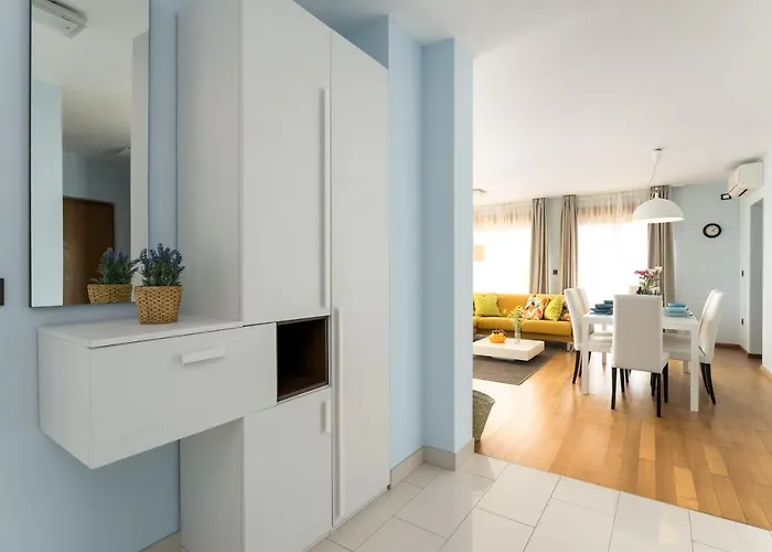 Großzügiges Direkt Am Mit Eigenem Pool - Povile *