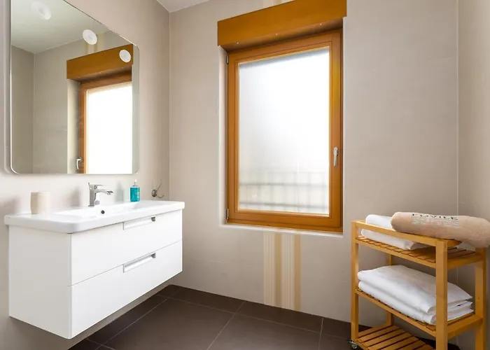 Großzügiges Direkt Am Mit Eigenem Pool - Povile *