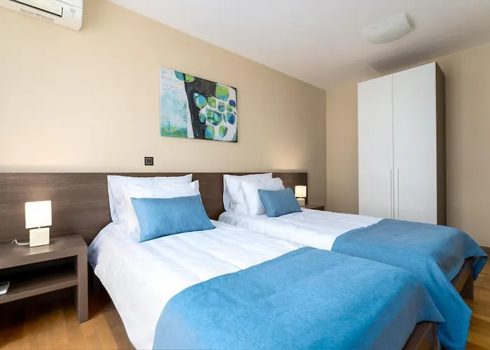 Grosszuegiges Direkt Am Mit Eigenem Pool - Povile Apartamento